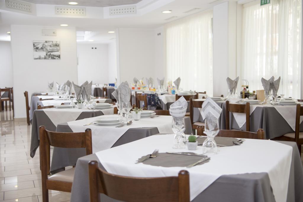 Hotel Silvia Misano Adriatico Kültér fotó