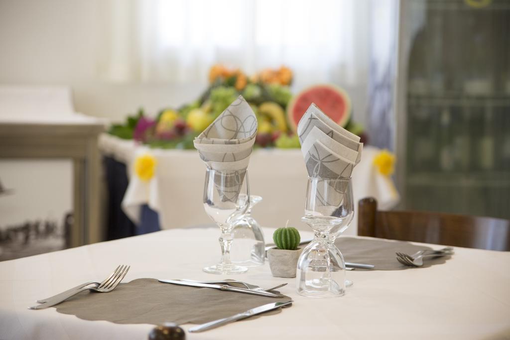 Hotel Silvia Misano Adriatico Kültér fotó