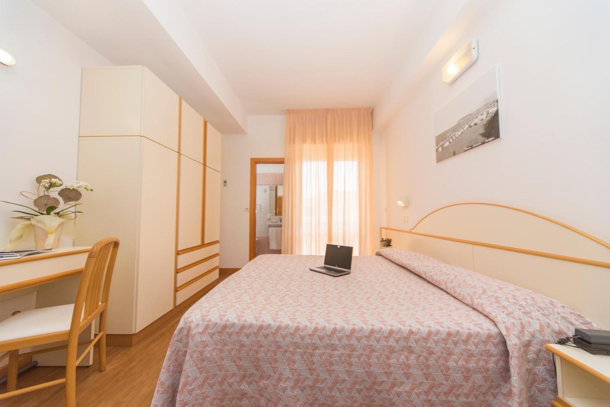 Hotel Silvia Misano Adriatico Szoba fotó