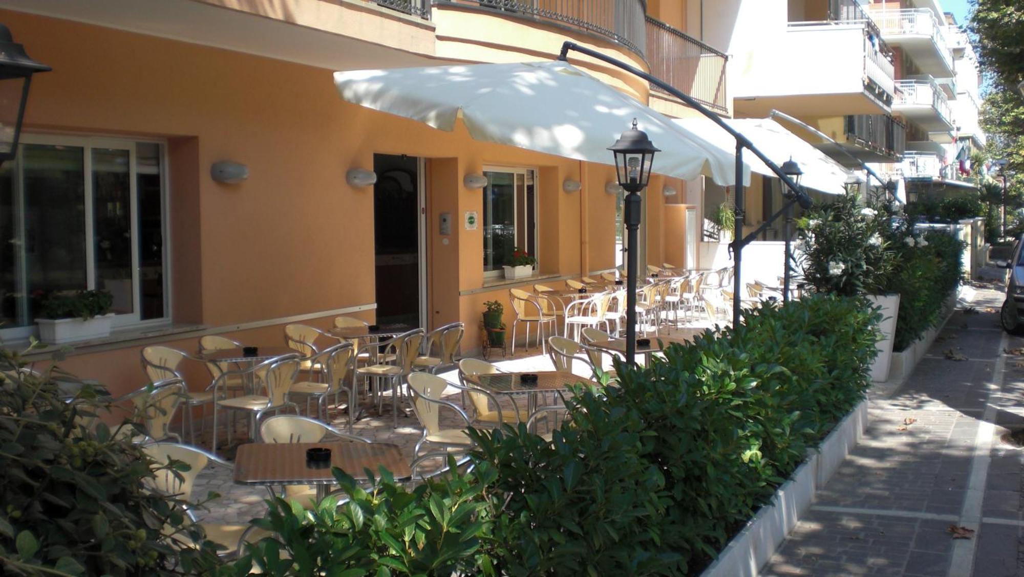 Hotel Silvia Misano Adriatico Kültér fotó