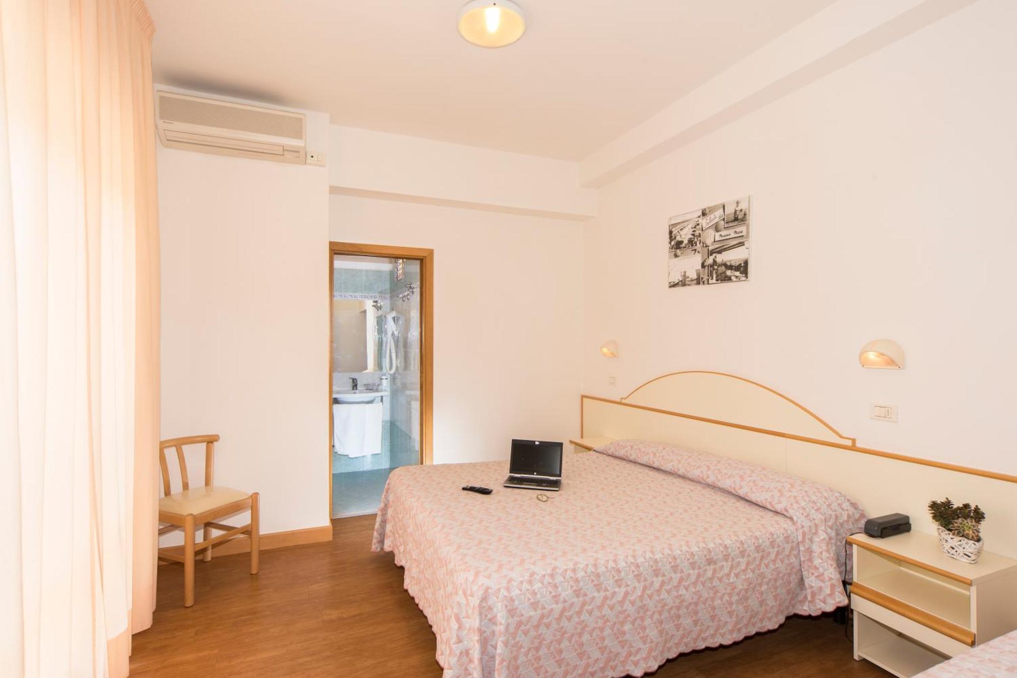 Hotel Silvia Misano Adriatico Szoba fotó