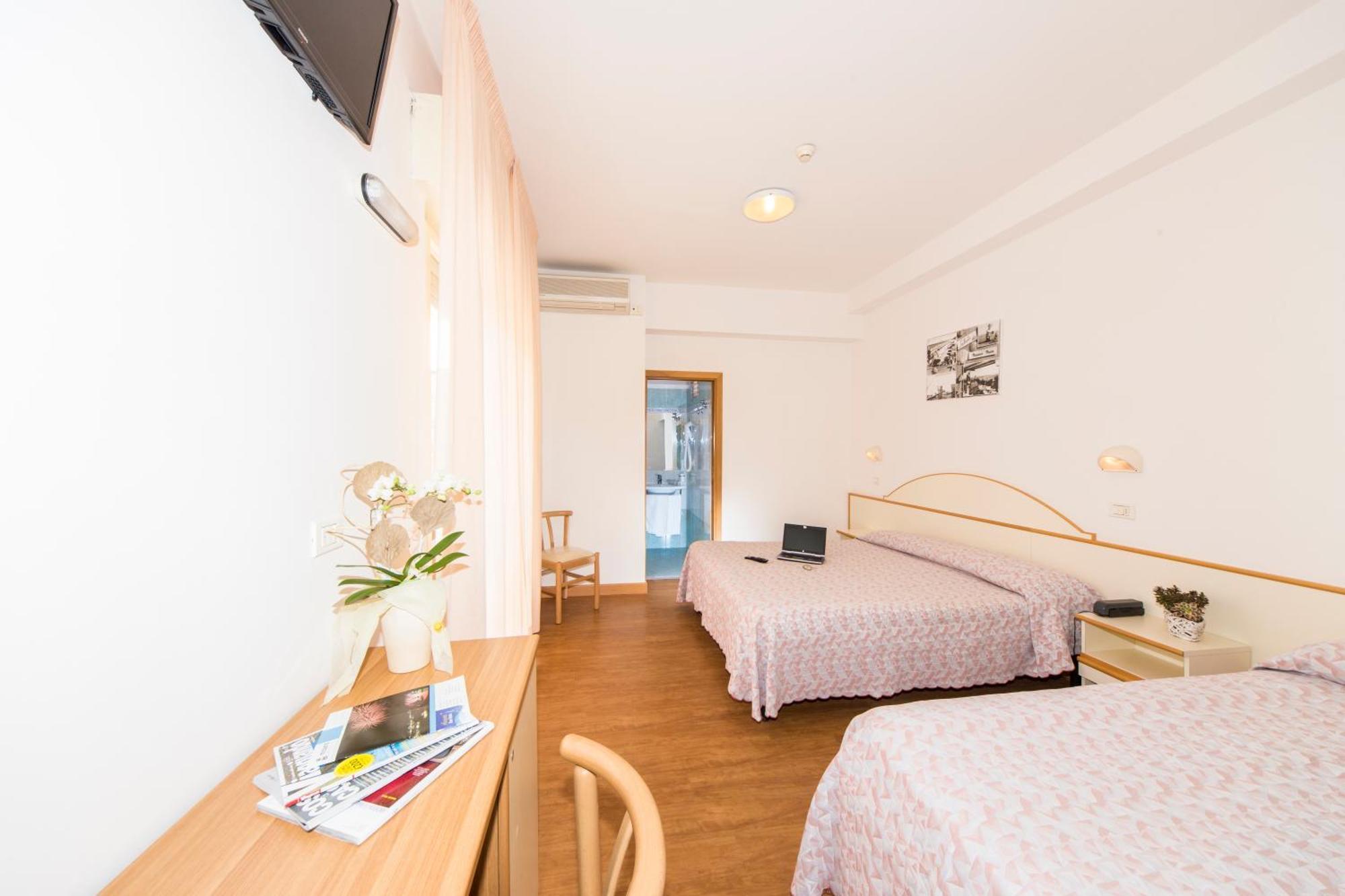 Hotel Silvia Misano Adriatico Szoba fotó