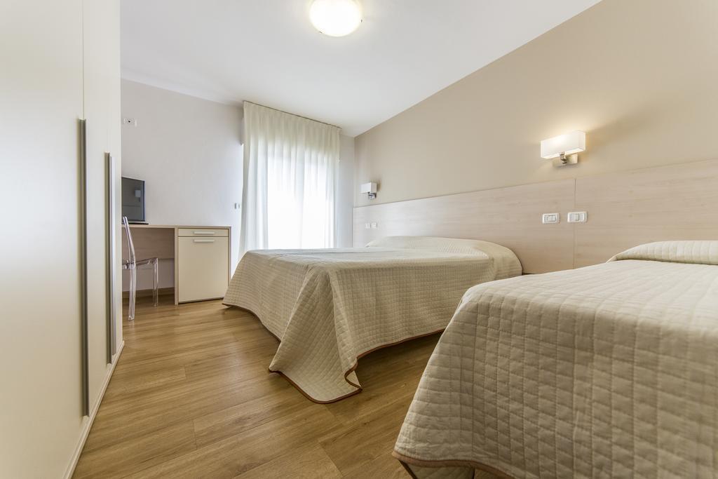 Hotel Silvia Misano Adriatico Kültér fotó