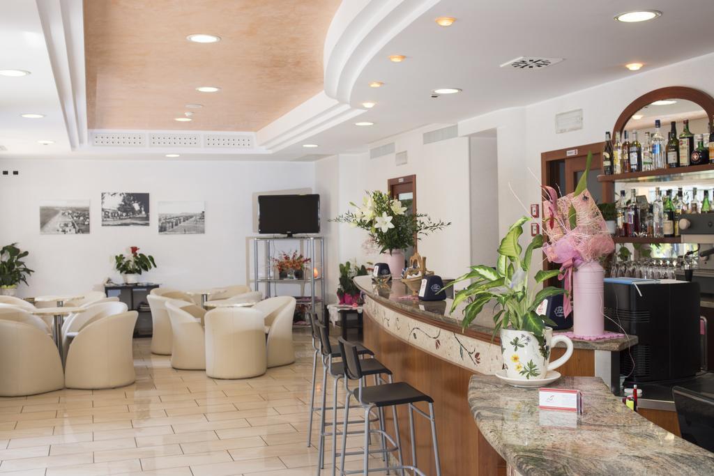 Hotel Silvia Misano Adriatico Kültér fotó