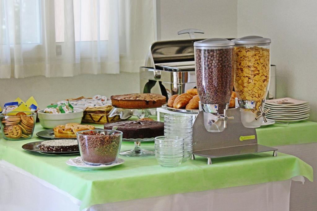 Hotel Silvia Misano Adriatico Kültér fotó