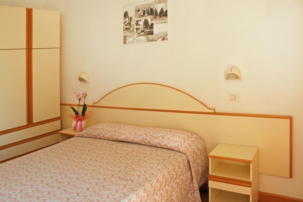 Hotel Silvia Misano Adriatico Kültér fotó
