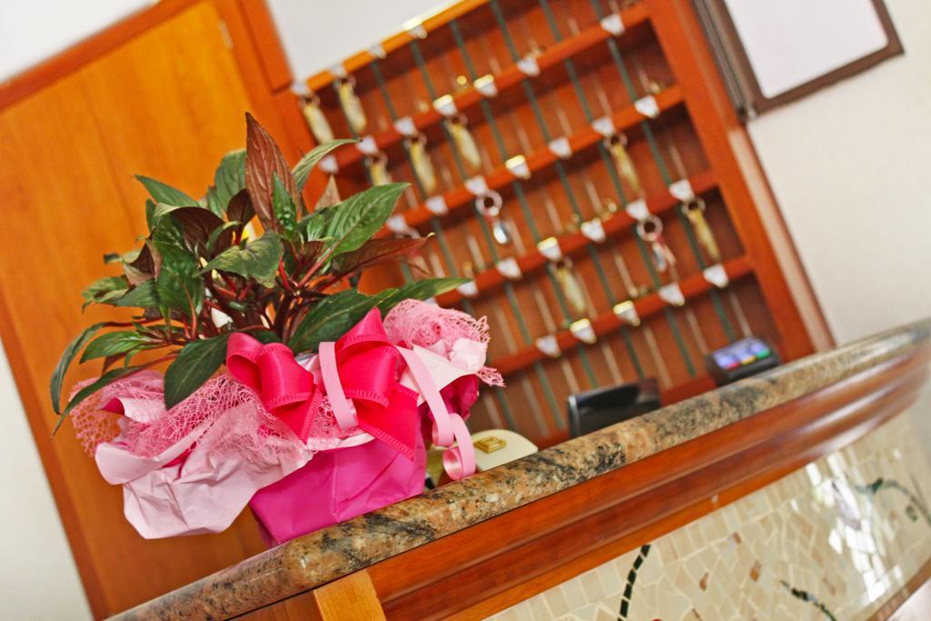 Hotel Silvia Misano Adriatico Kültér fotó