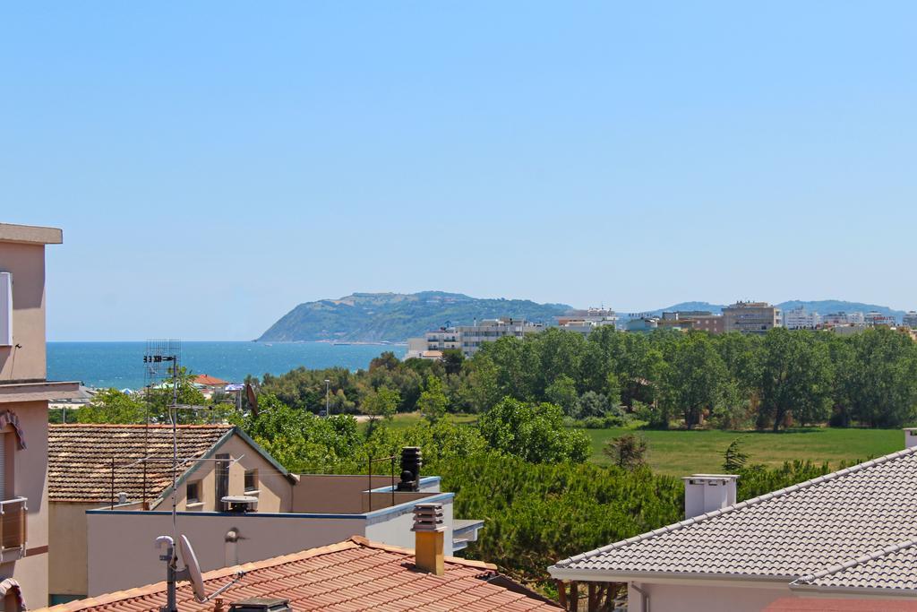 Hotel Silvia Misano Adriatico Kültér fotó