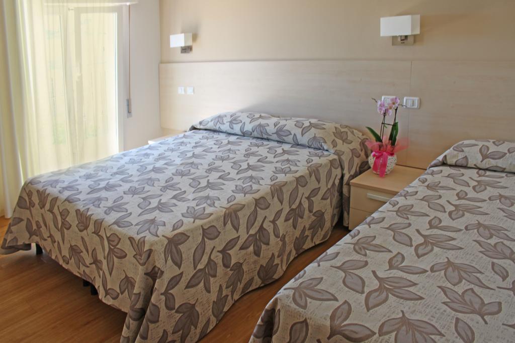 Hotel Silvia Misano Adriatico Kültér fotó