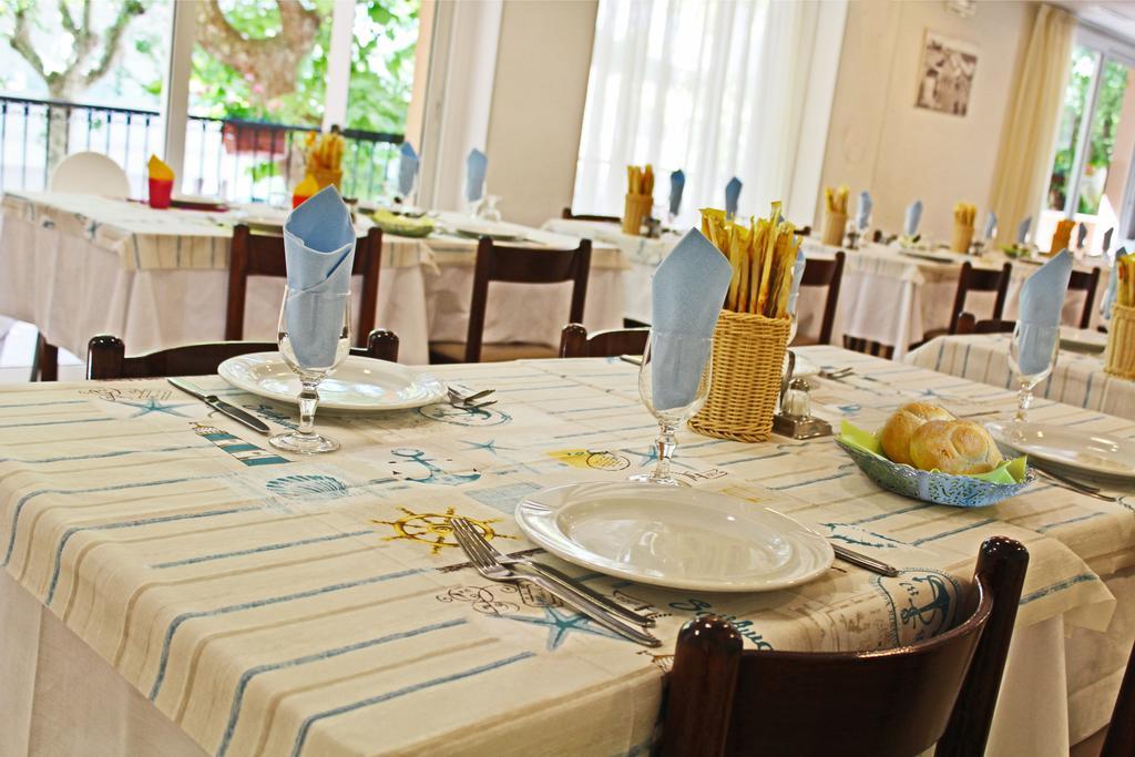Hotel Silvia Misano Adriatico Kültér fotó