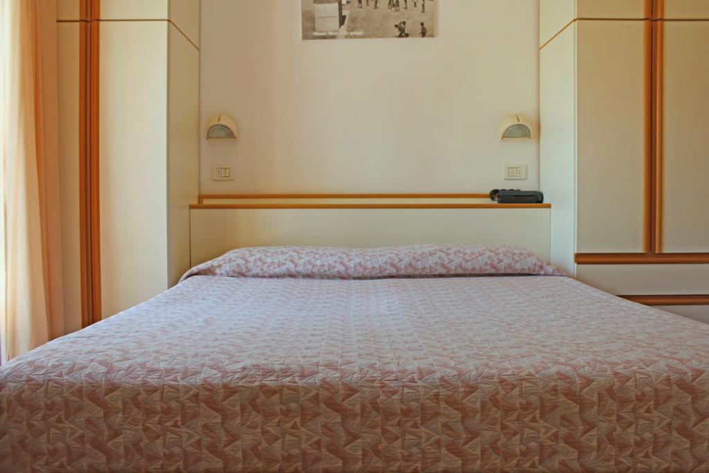 Hotel Silvia Misano Adriatico Kültér fotó