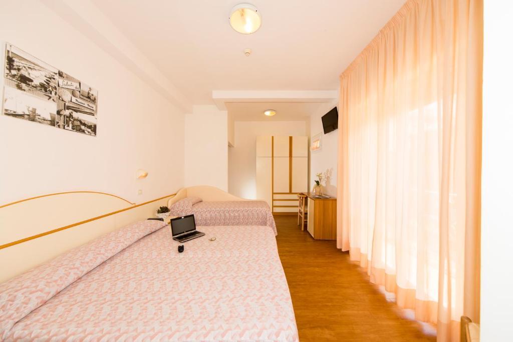 Hotel Silvia Misano Adriatico Szoba fotó